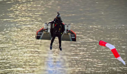 科幻大片既视感!发明家穿上喷气背包在迪拜上空飞行