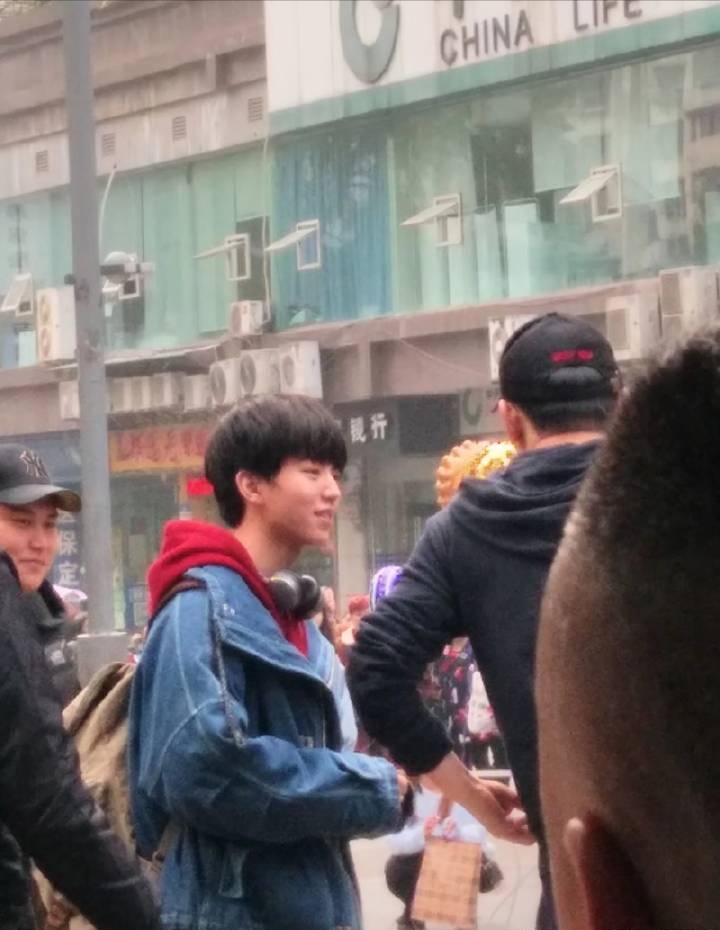 王俊凯拍戏间隙跟王大陆聚餐了,同去的还有郑恺和彭昱畅