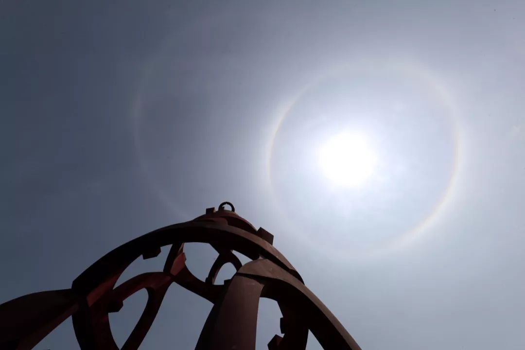 东乡:天空现罕见"双日晕"气象奇观