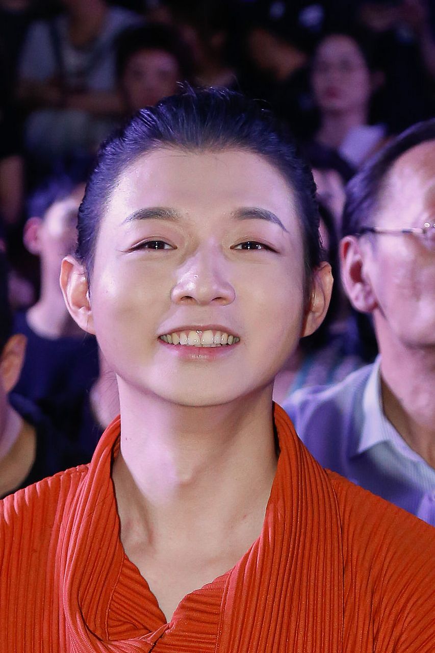 16日,霍尊晒出与施冰岚的合照,宣布恋情:"我们在一起两年多了,谢谢