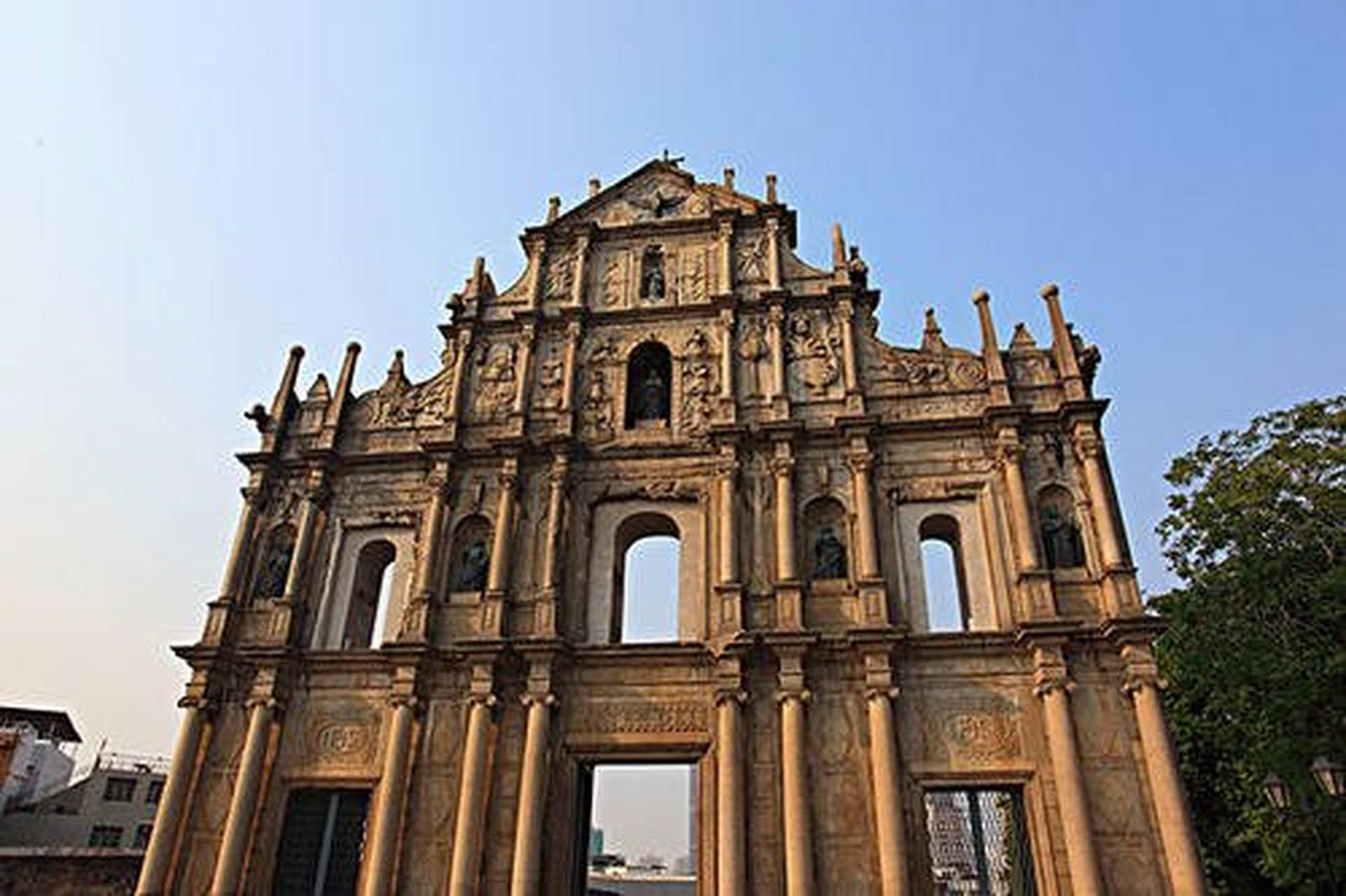 一般称为大三巴或牌坊,是澳门天主之母教堂(圣保禄教堂,于1580年竣工)