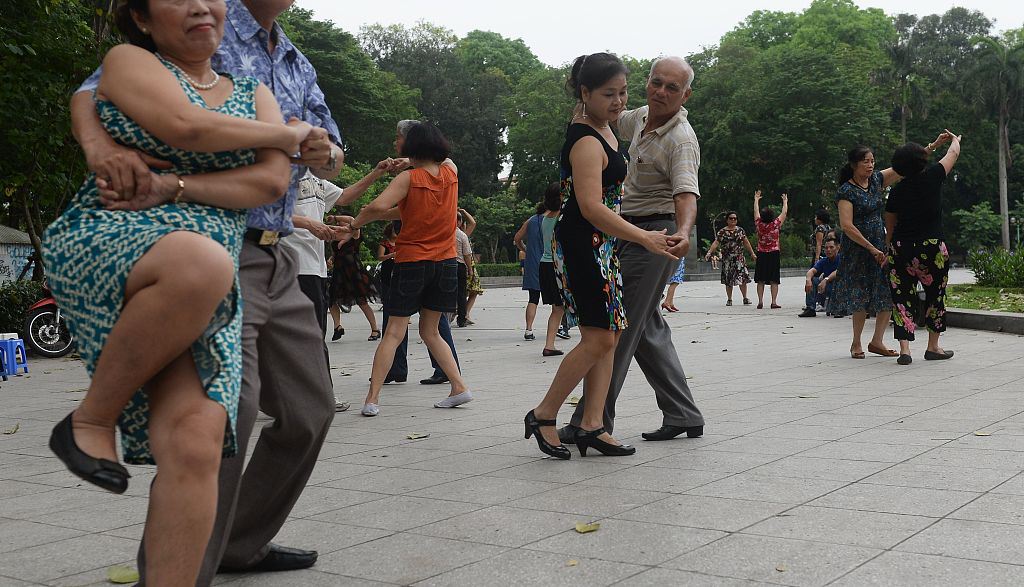 奇葩,大爷大妈到酒店跳广场舞,扬言雾霾天过去请我们来都不来