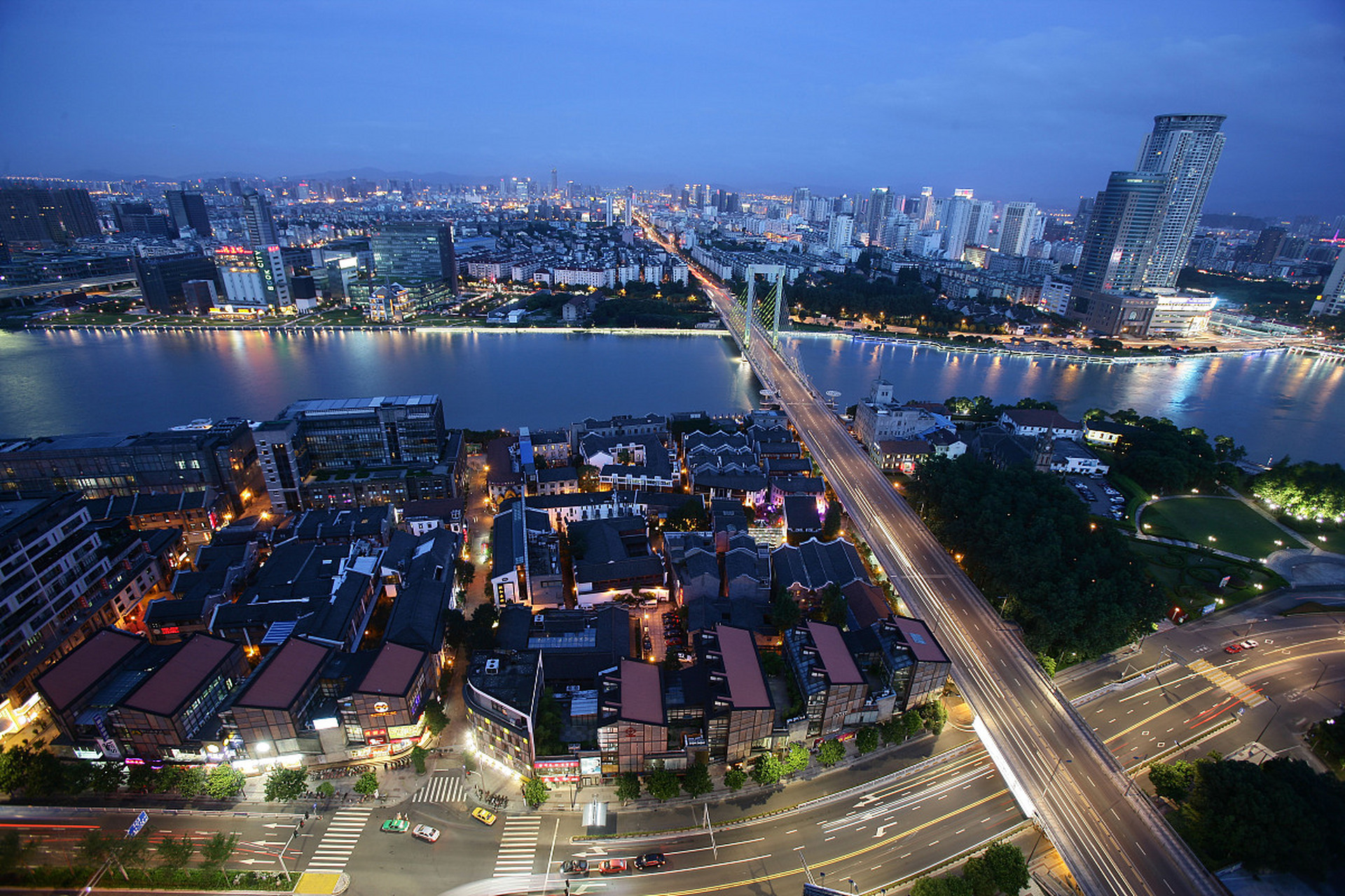 宁波老外滩景区位于宁波市江北区,江北河东岸,是一个充满浓郁外滩风情