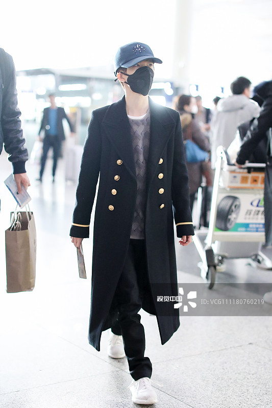 郭敬明穿到脚大衣气场全开 戴蓝色鸭舌帽显时尚衣品