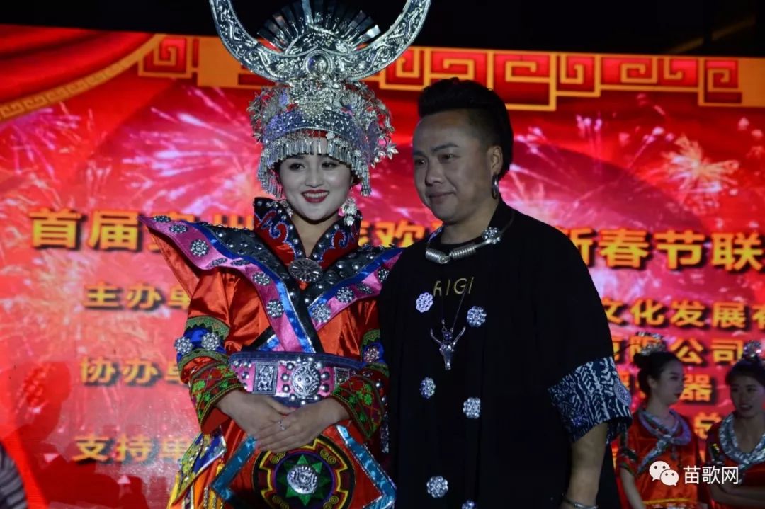 苗族甜美歌手杨祖桃与阿雄部落主唱娜美斯一见钟情