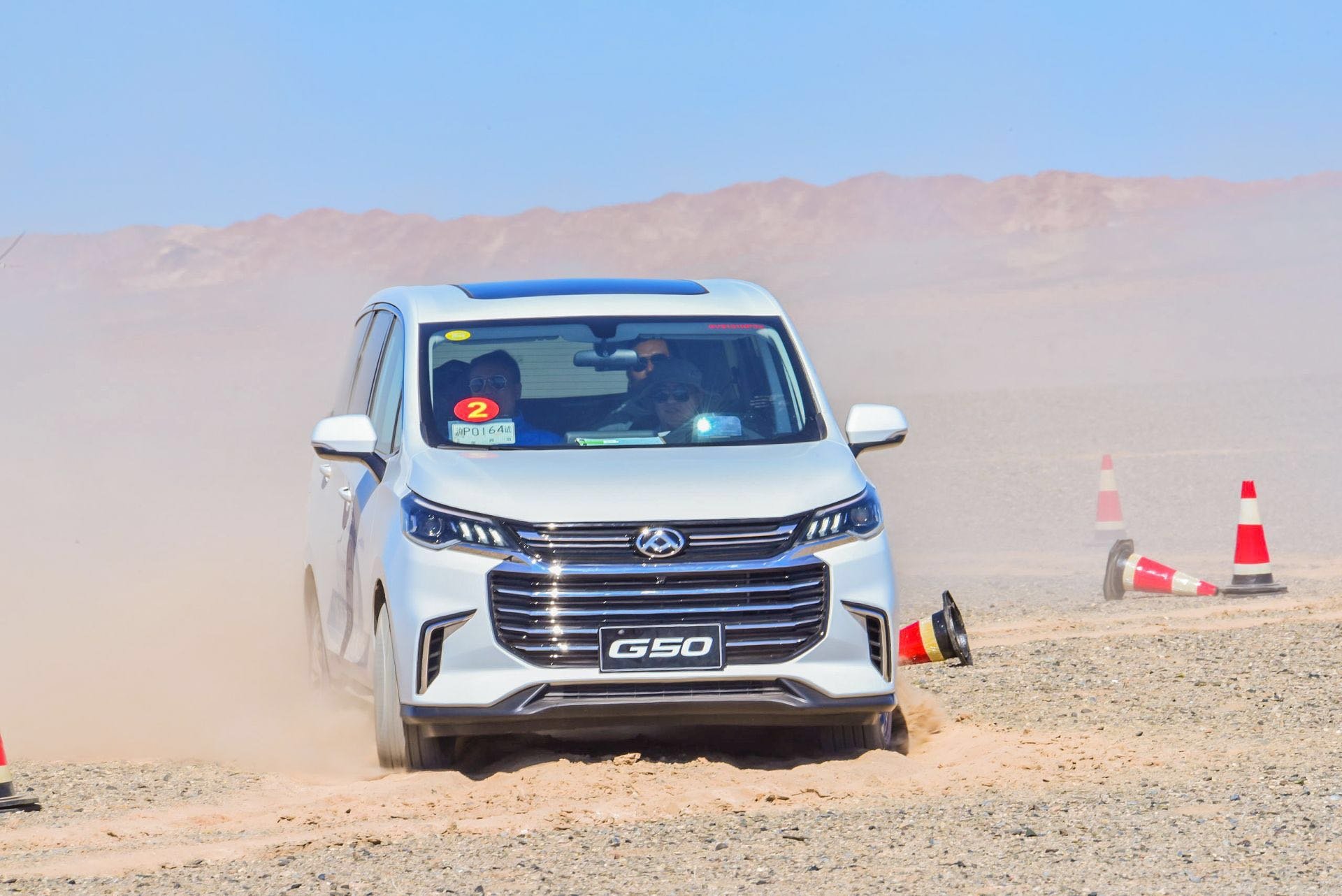 上汽大通这款车不比丰田埃尔法差,车型极具动感,国产品牌的骄傲