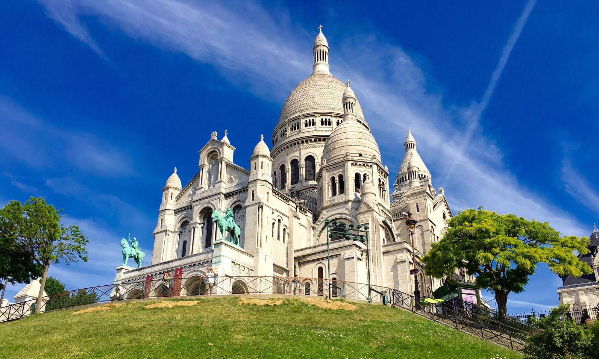 法国巴黎:圣心大教堂,巴黎的最著名旅游地标之一