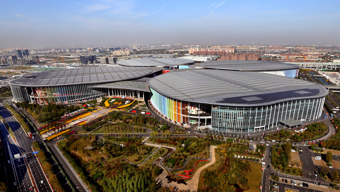 "四叶草"笑迎八方客(进博会观察) ——写在第二届中国国际进口博览会