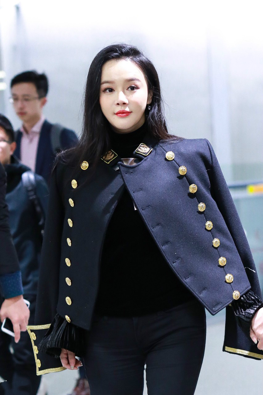 冉莹颖一天内现身上海和北京机场,穿两套不同的衣服亮相皮肤白皙
