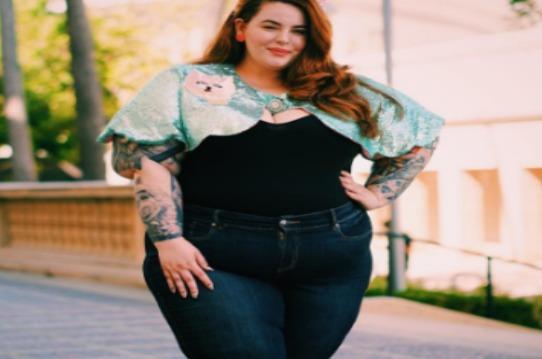 她体重高达800斤,是世界上最胖的女模特,却被网友称为女神