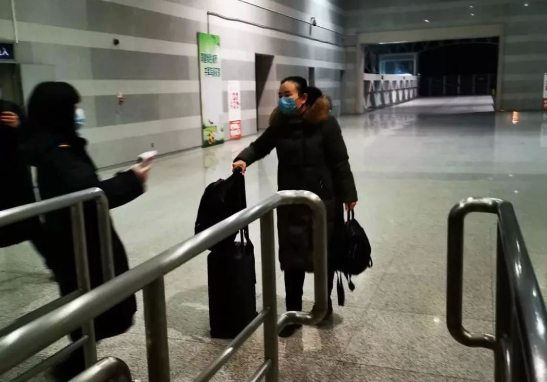 那晚,k1281列车为来自菏泽的她一人停靠