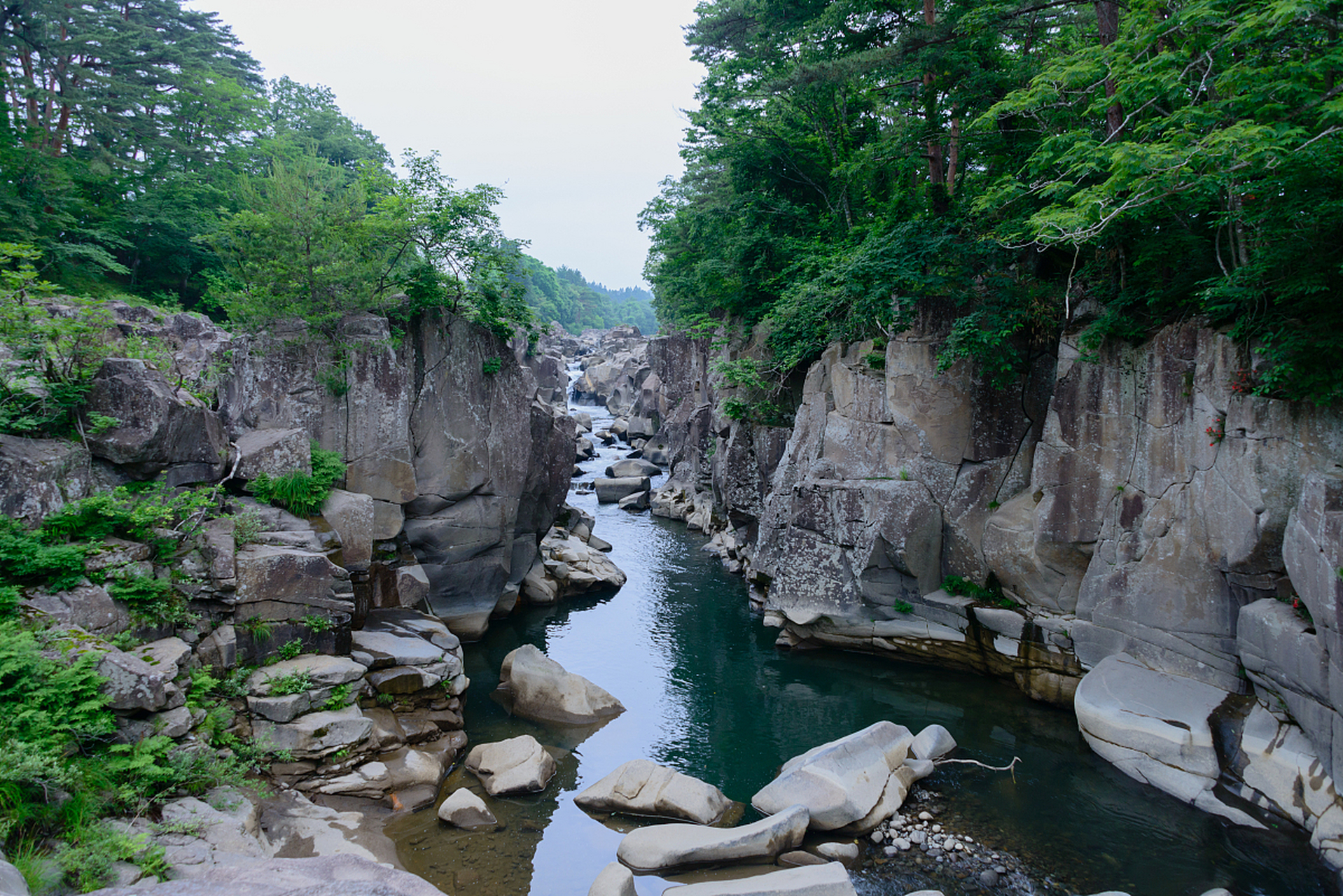 冰糖峪大峡谷位于华北地区,拥有独特的地貌和壮美的自然风光,是户外