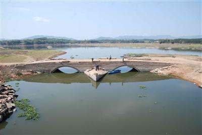 粤赣古驿道河源段现新景: "196岁"石砌永定桥在万绿湖"浮"出水面