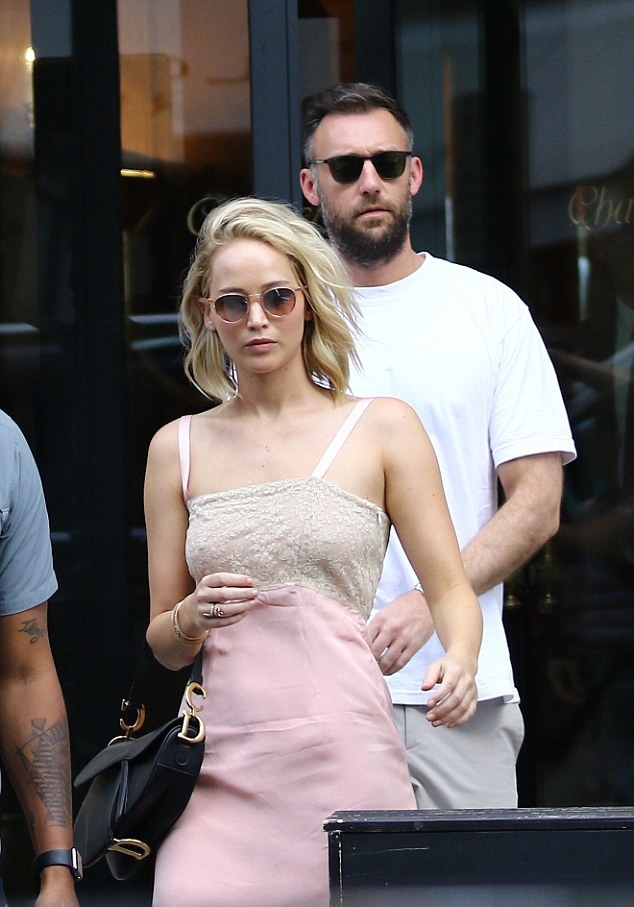 当地时间8月8日,詹妮弗·劳伦斯与男友cooke maroney在巴黎一同压马路