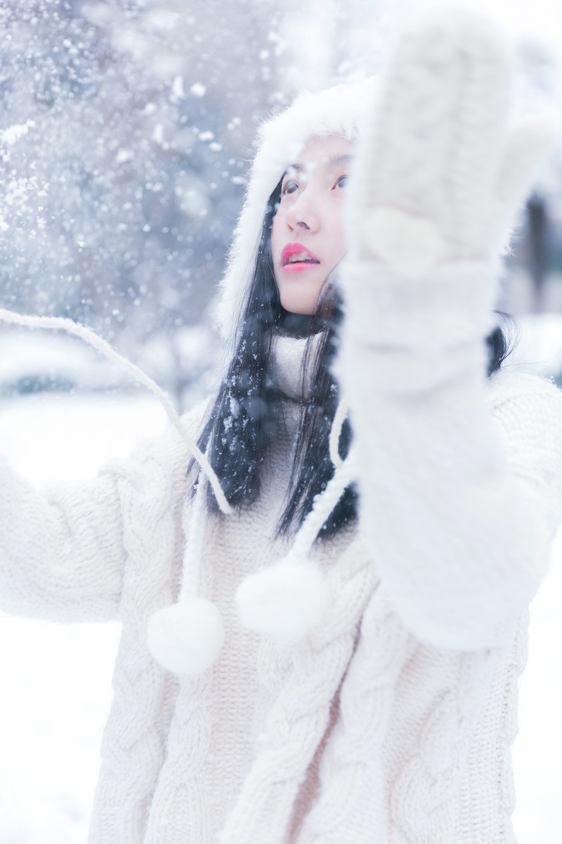 高颜值美女清秀养眼雪中唯美写真