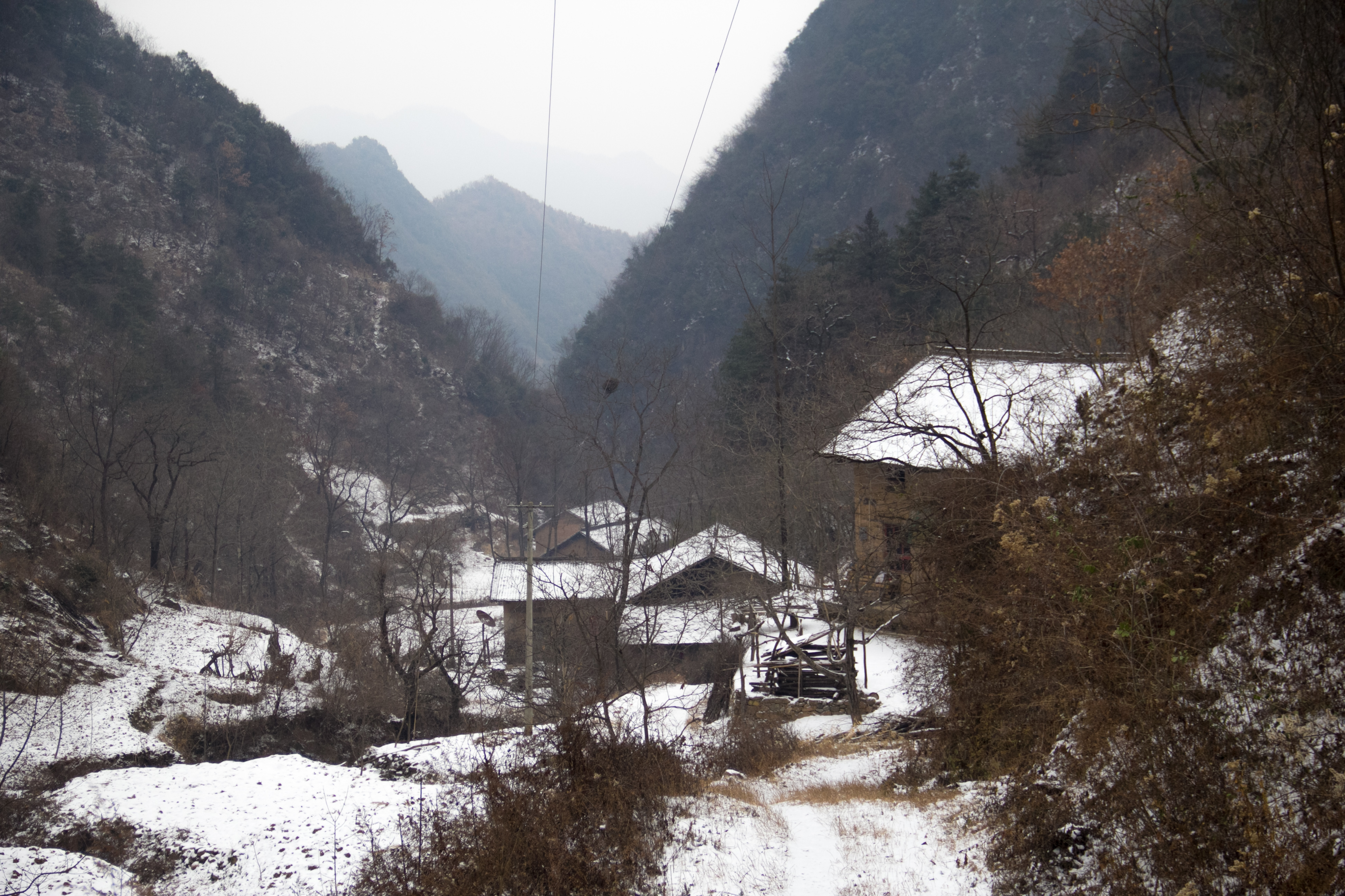 行走秦岭:一个即将荒废的村庄,有河有林场,还有3个溶洞