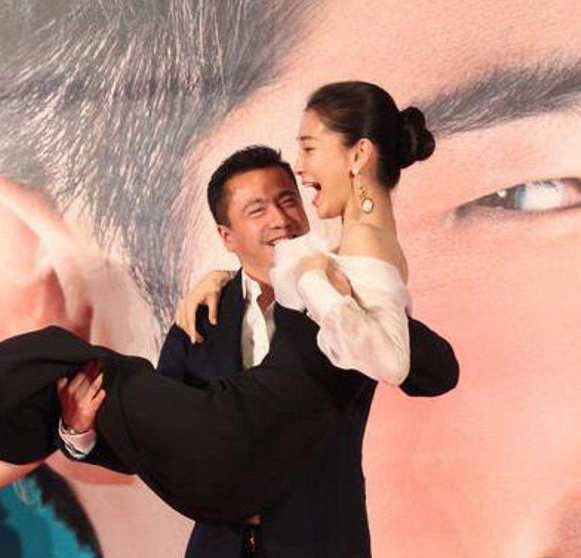 王中磊强抱杨颖,有谁注意到他手的位置?网友:真会抓