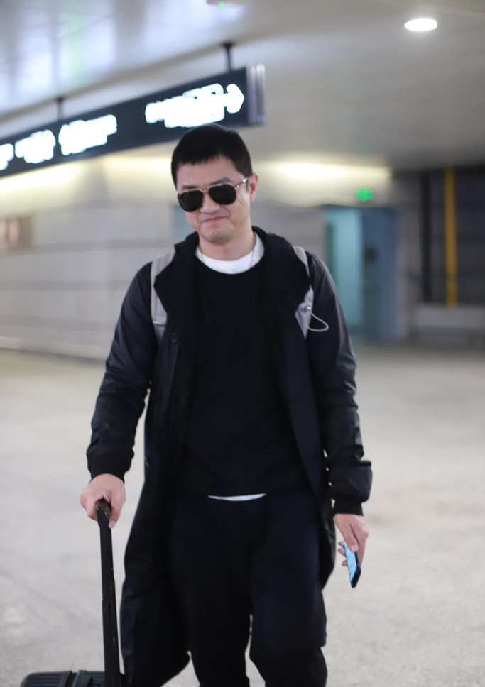 李亚鹏现身机场,不惧传闻心情颇好,侧面与姚明竟有几分相似!