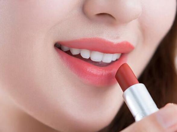 涂口红时,不要往嘴上直接擦!学这一种涂法,好看还不易沾杯