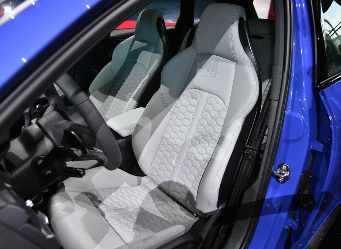 外观霸气的奥迪rs4,诠释不怒自威的气质,舒适内饰设计也很简单