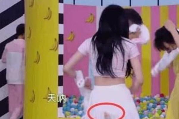 女星经期仍上台跳舞,"大姨妈"染红白裙好尴尬,幸好何炅救场!