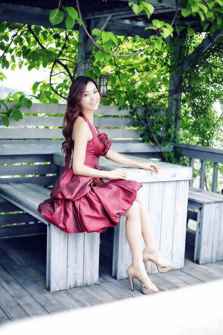 人像摄影(时尚靓丽的富家裙装女子)