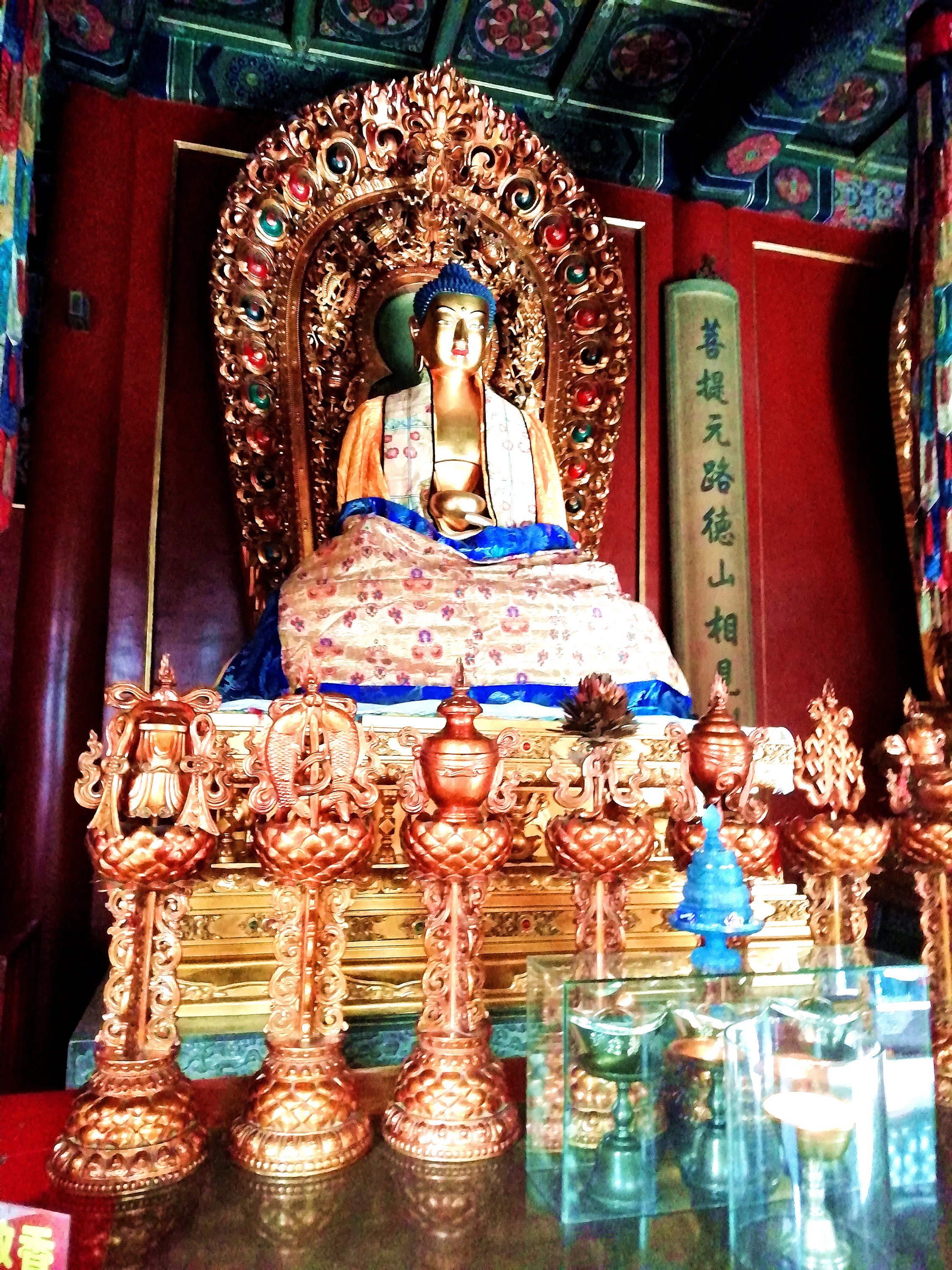 大年初四,北京雍和宫内依然香客众多,他们双手合十,虔诚叩拜