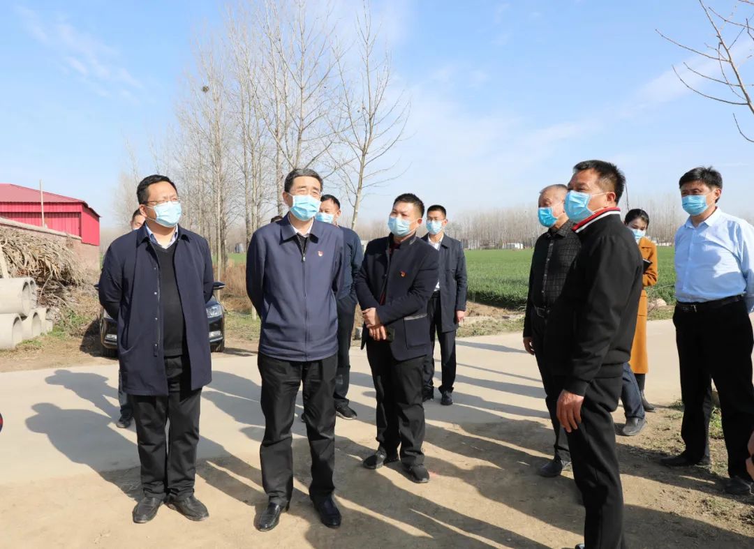 平舆县委书记张怀德调研扶贫产业发展情况