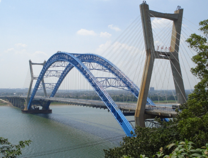 湘潭莲城大桥,位于湘江三桥下游四公里处,是世界首座斜拉钢管拱桥.