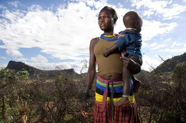 非洲原始部拒绝穿衣服,只用兽皮遮羞,被泼牛粪才能离婚