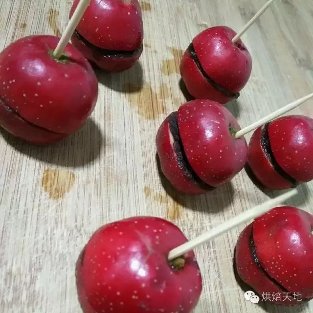 6. 锅中加入适量的开水和冰糖(开水和冰糖的比例是1:1).