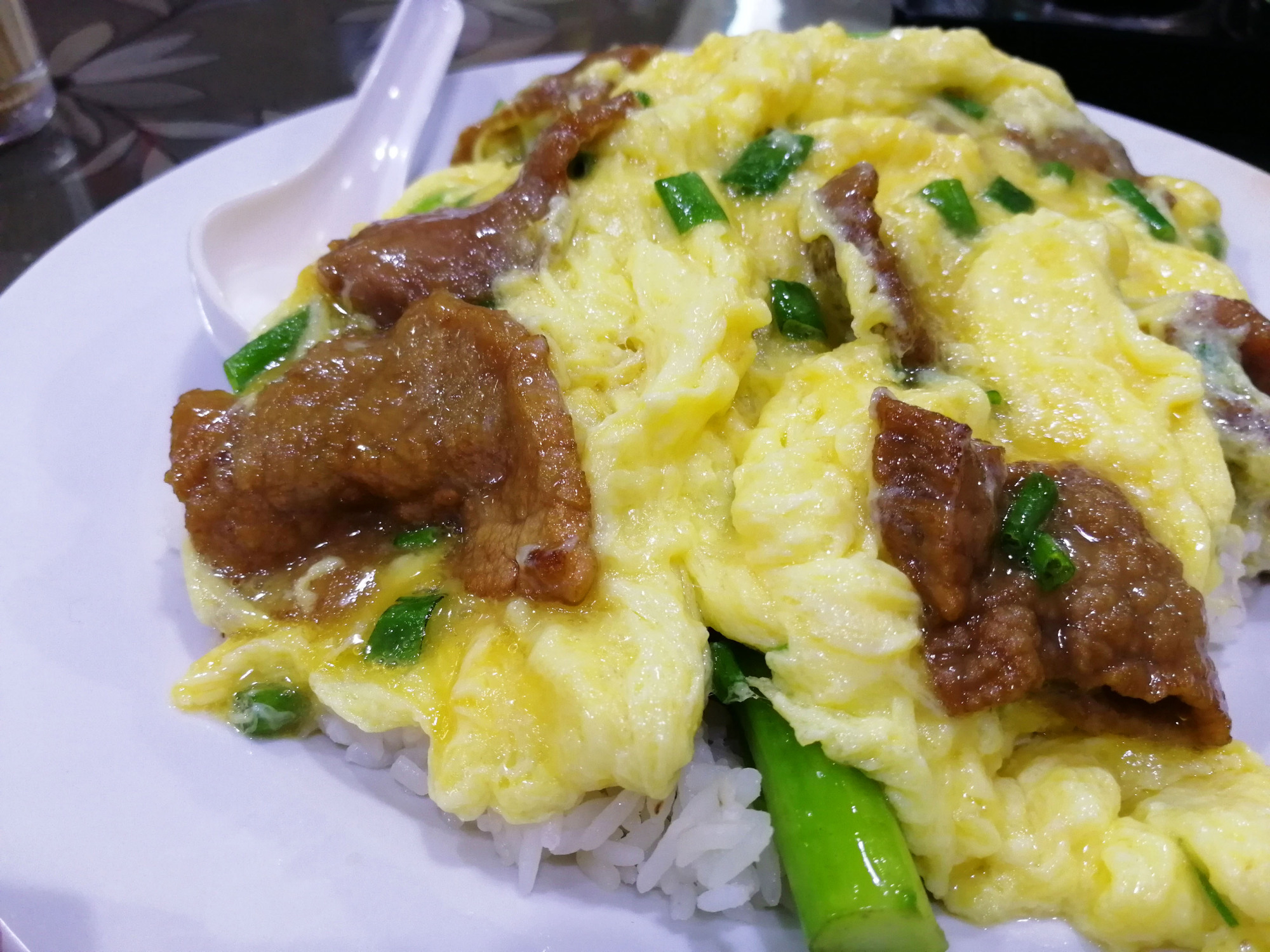 在海珠桥脚的网红店点了牛肉滑蛋碟头饭,现点现炒的碟头饭真好吃