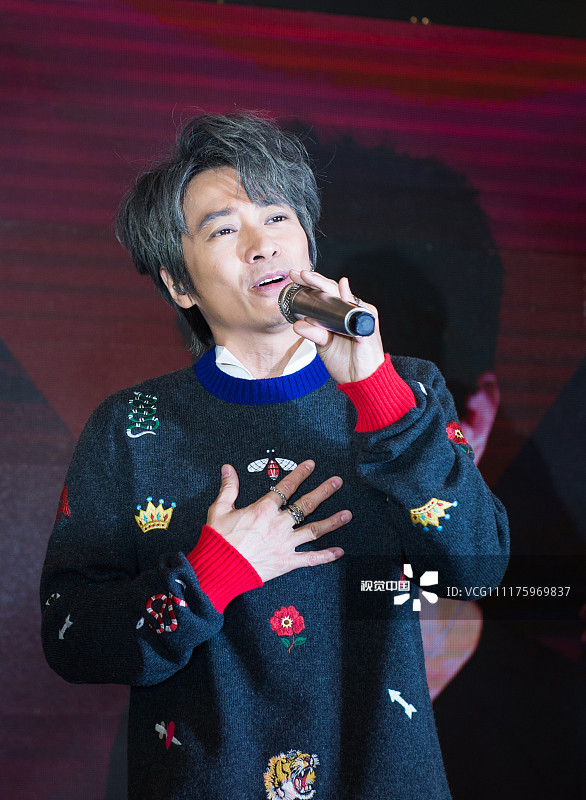 45岁港星孙耀威沈阳商演 颜值不减人气爆棚获女粉丝熊抱