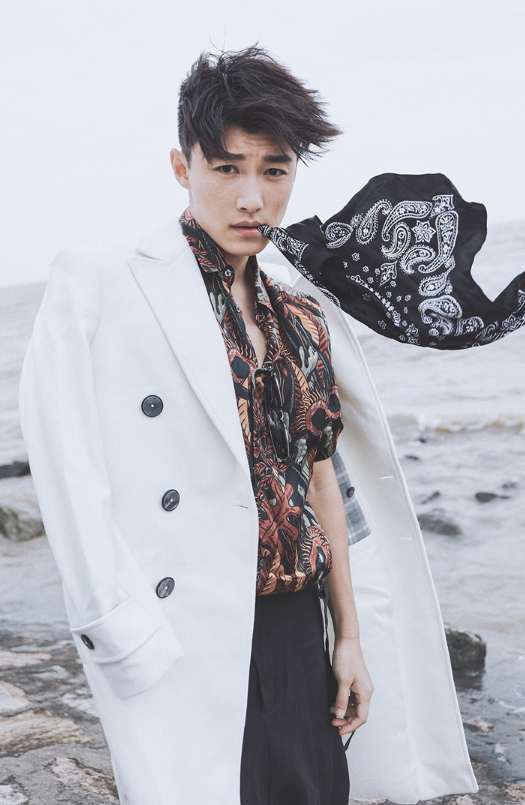 代旭:复古印花衬衫,帅气忧郁的气质