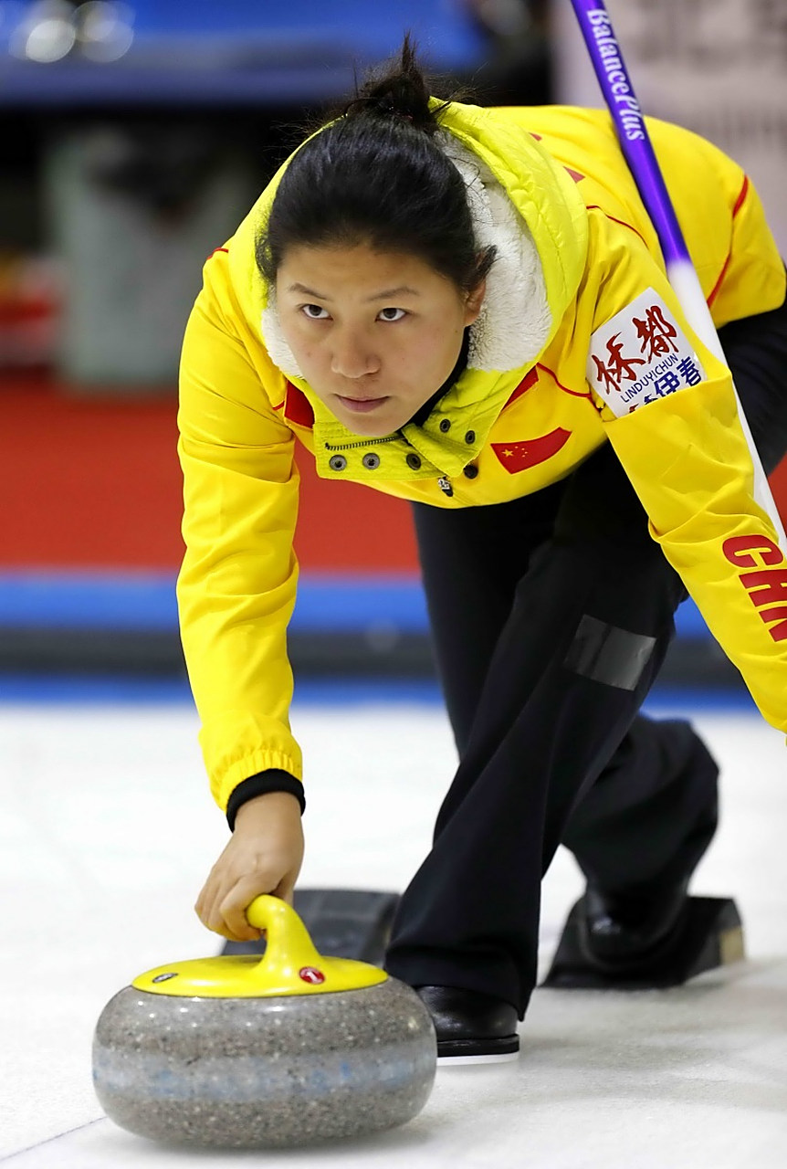 朱易是中国女子冰壶队的核心人物,在冬奥会首场比赛中发挥出色,准确