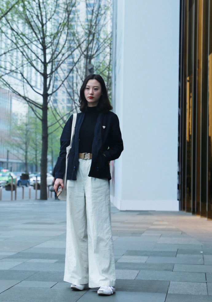 街拍:小姐姐身穿白色宽松长裤搭配黑衣,整体看起来非常有韵味