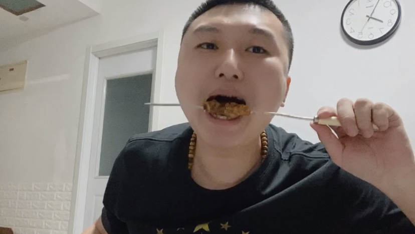 买60元羊肉,30元猪肉,烤羊肉串,和朋友两人喝了24瓶啤酒