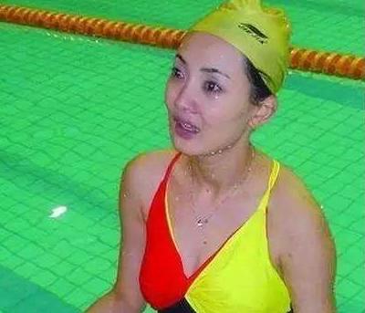 牛莉的身材有多"牛"?看完她的泳装照,网友:这身材那像46岁啊