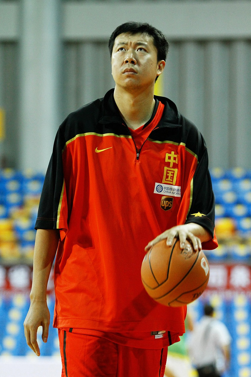 王治郅,1977年7月8日出生于北京,前中国篮球运动员,司职大前锋/中锋