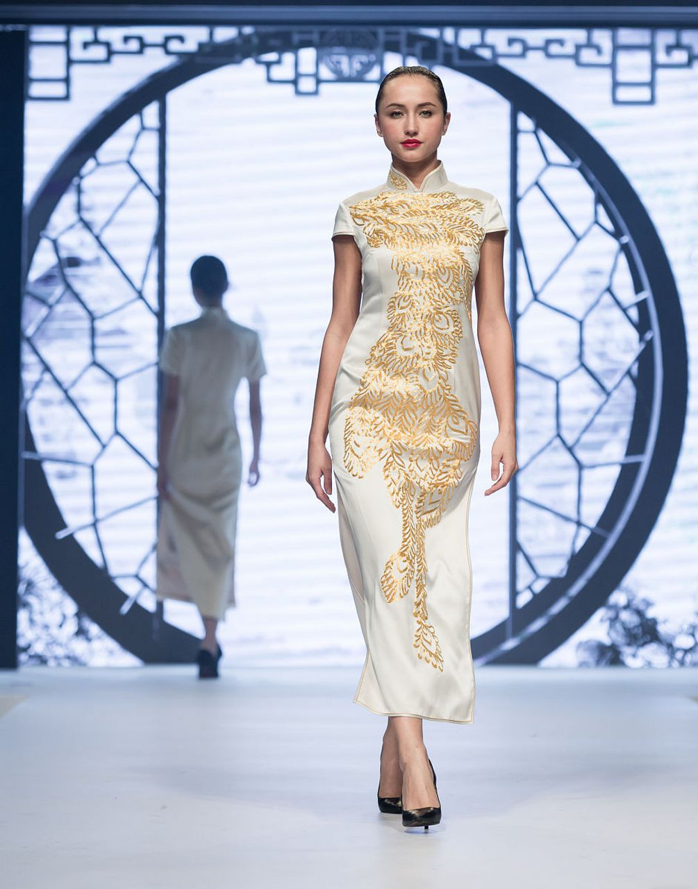 粤绣服饰在岭南民俗中应用最为广泛,它最早满足人们对服饰的需要,以绝