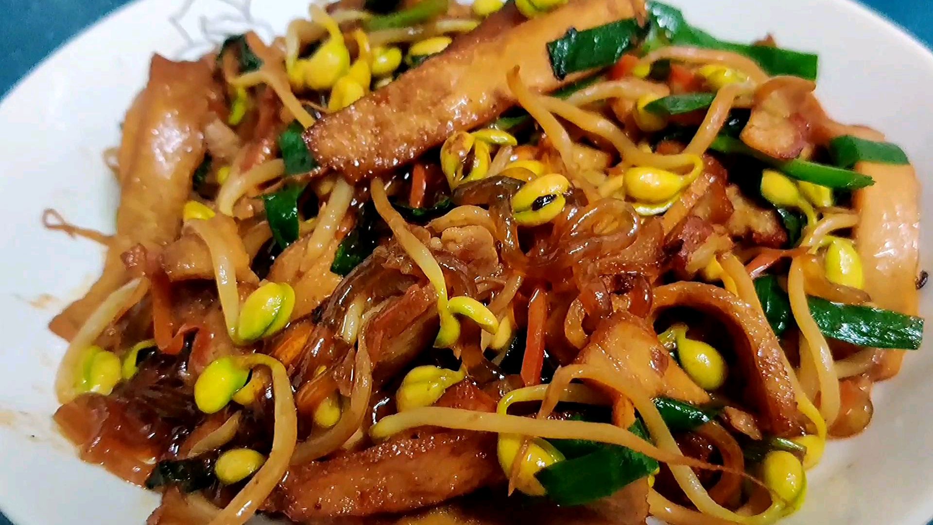 豆芽韭菜炒香干家常做法,再加点粉条和肉丝,不要太好吃了