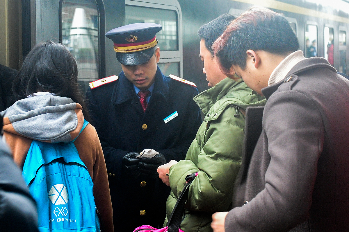 列车售货员被辞退风波:揭开铁路劳务派遣的伤疤