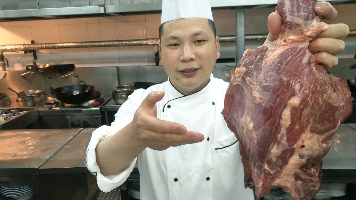 酒店大厨教你:“土豆烧牛肉”的做法,操作简单,两分钟轻松学会