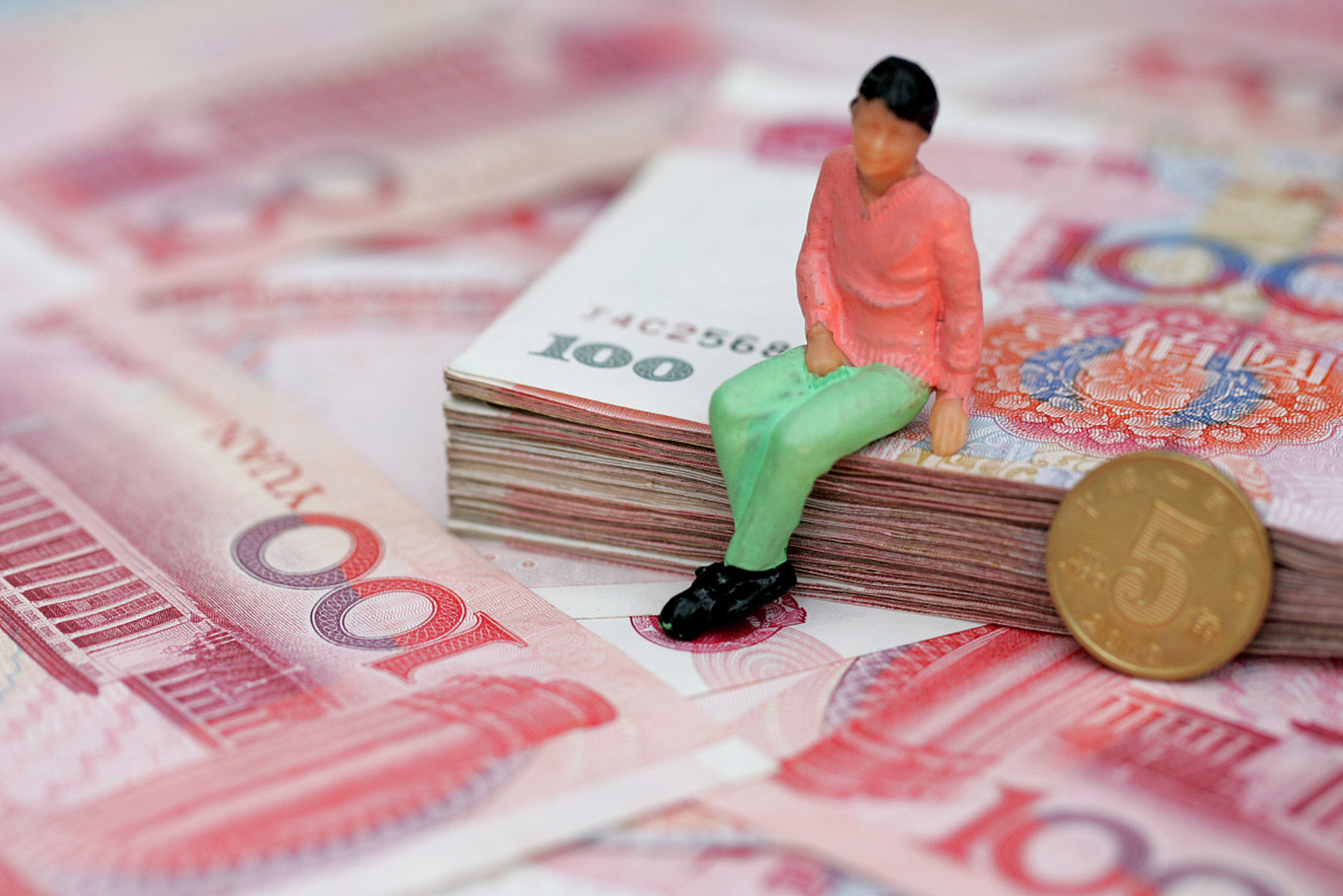 大多数人会选第一个,因为1000万现金就算存银行,一年的定期利息都有