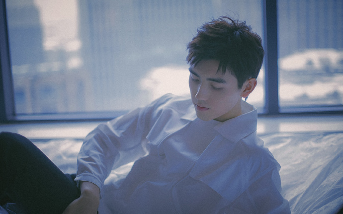 精彩》封面 @萌神木木 look 1 西装|sean suen f/w2019 @陈飞宇arthur