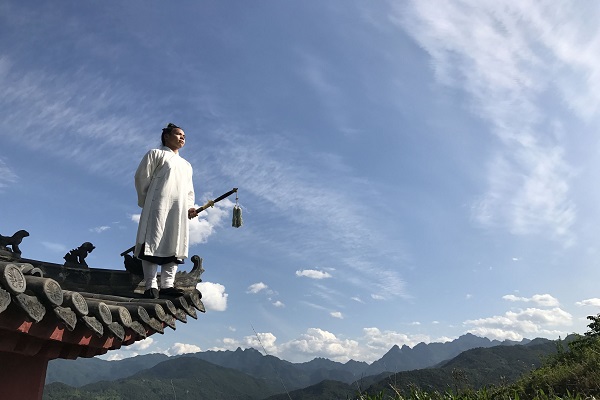 长明灯不解之谜,专家无法解释,却被扫地大叔道破,原来是这样