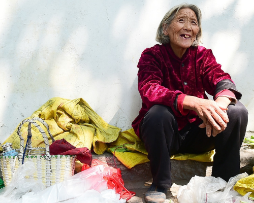 儿子工伤欠下药费,74岁老人每天挑60斤扁担,往返60公里进城卖菜