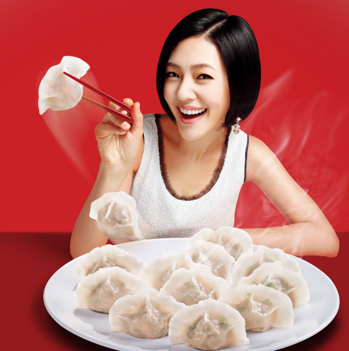 看她吃饺子的样子真的是太幸福,好想吃一口这盘饺子啊,一定很好吃吧