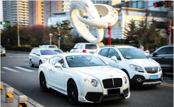 青岛豪车街拍 橘色奔驰g威武霸气 首台宝马i8亮瞎眼