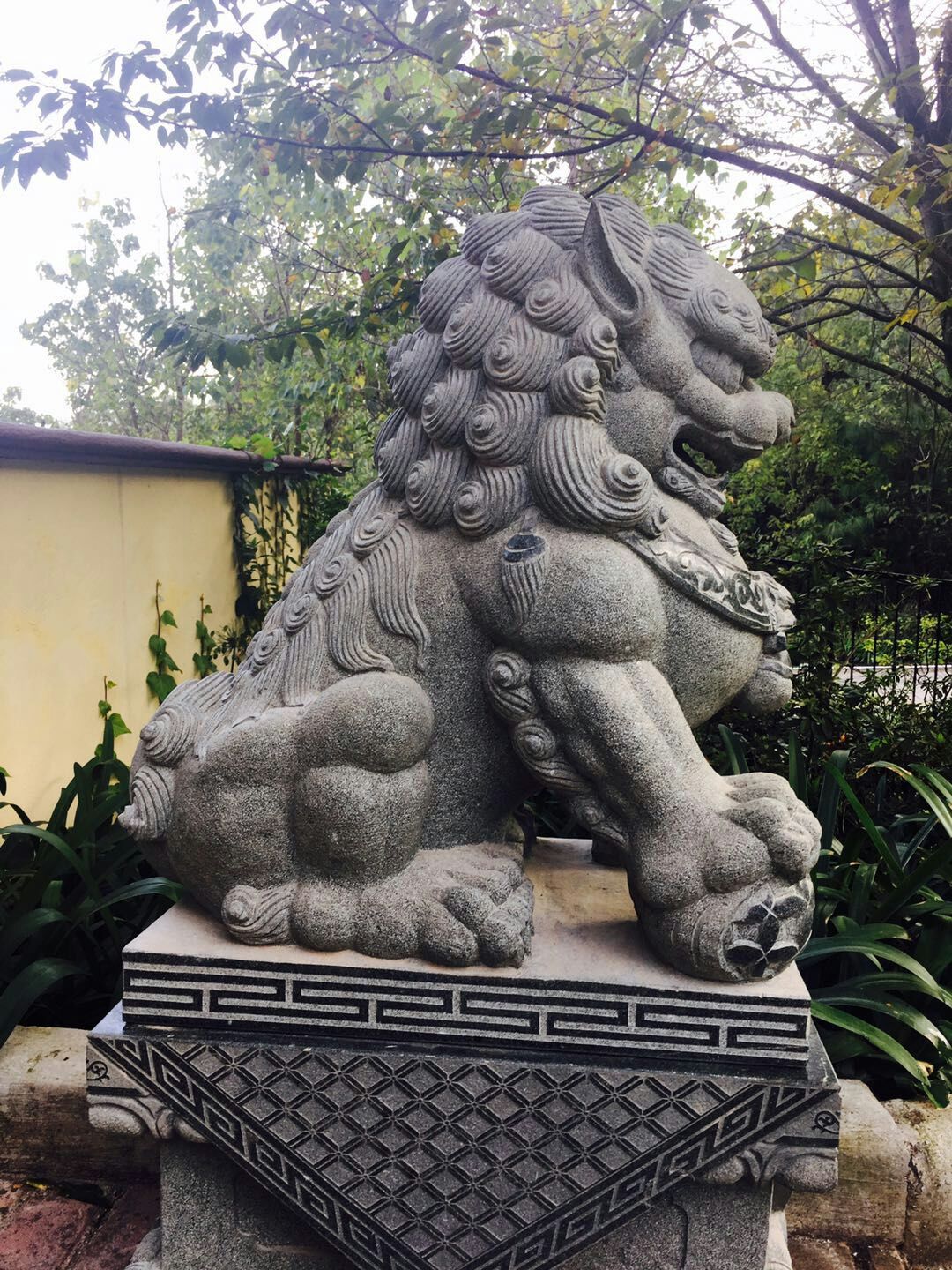 石雕狮子如何定做与摆放 银行门口摆放大石狮子的寓意